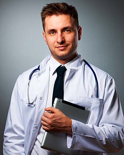 мужчина врач с планшетом в руках
